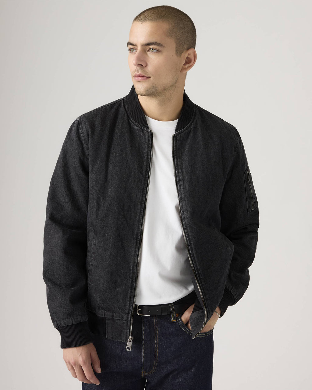 Stylish Levi’s blue denim jacket casual look