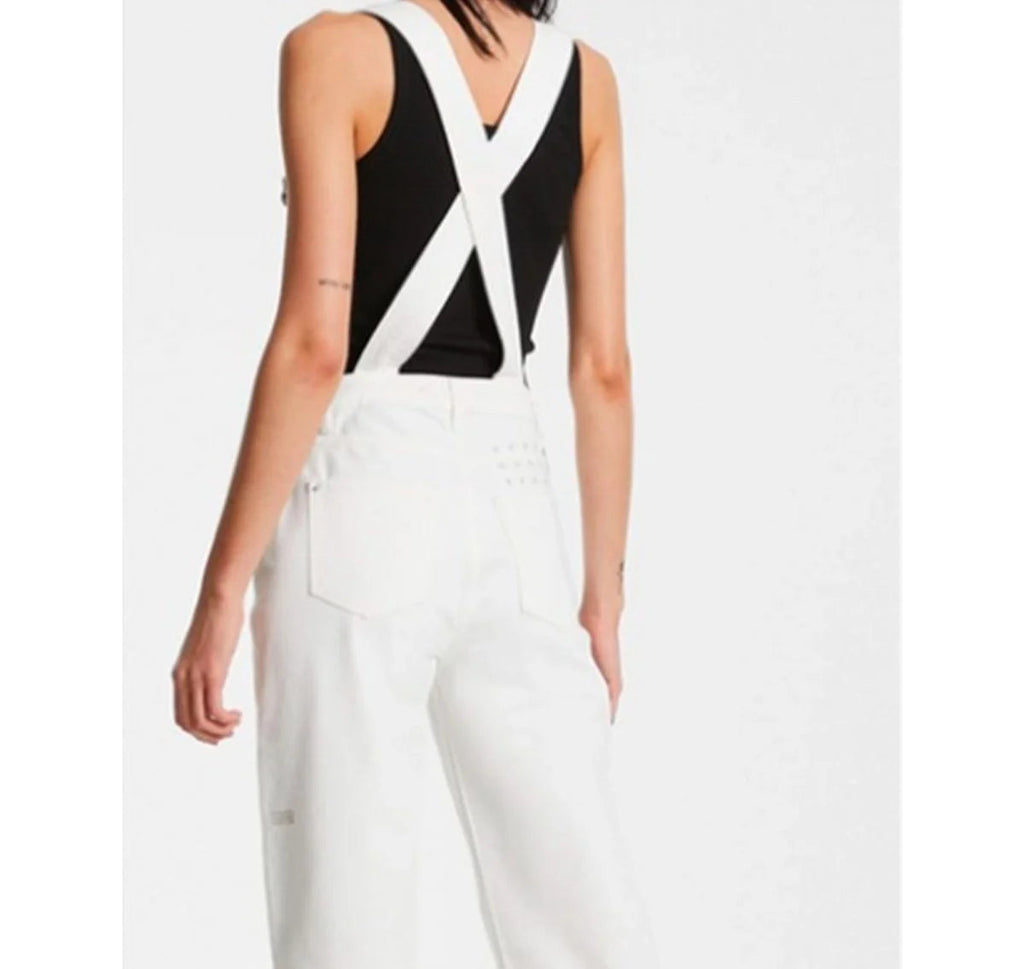 and-just-like-that-carrie-bradshaw-white-overalls