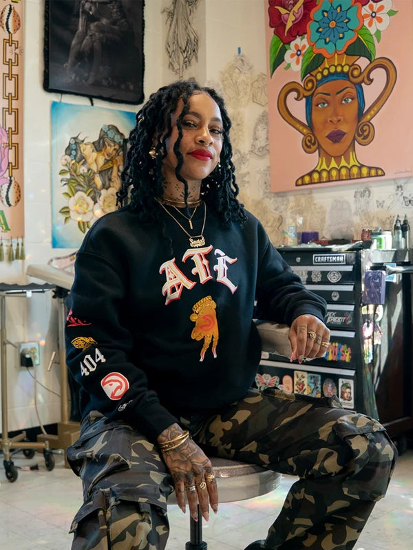 debbie-snaxx-hawks-x-chase-black-crewneck