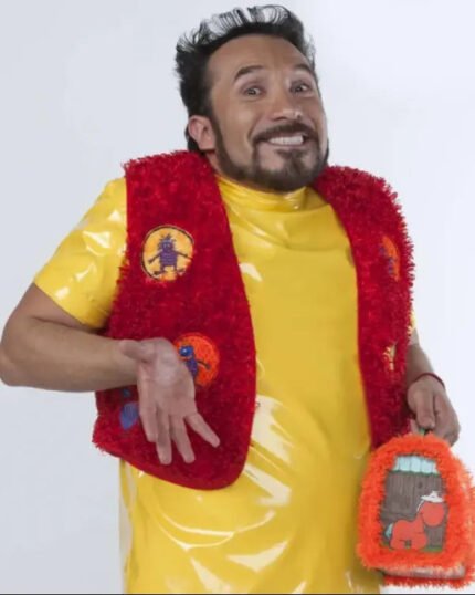 Familia_Junior_P._Luche_J_Red_Vest