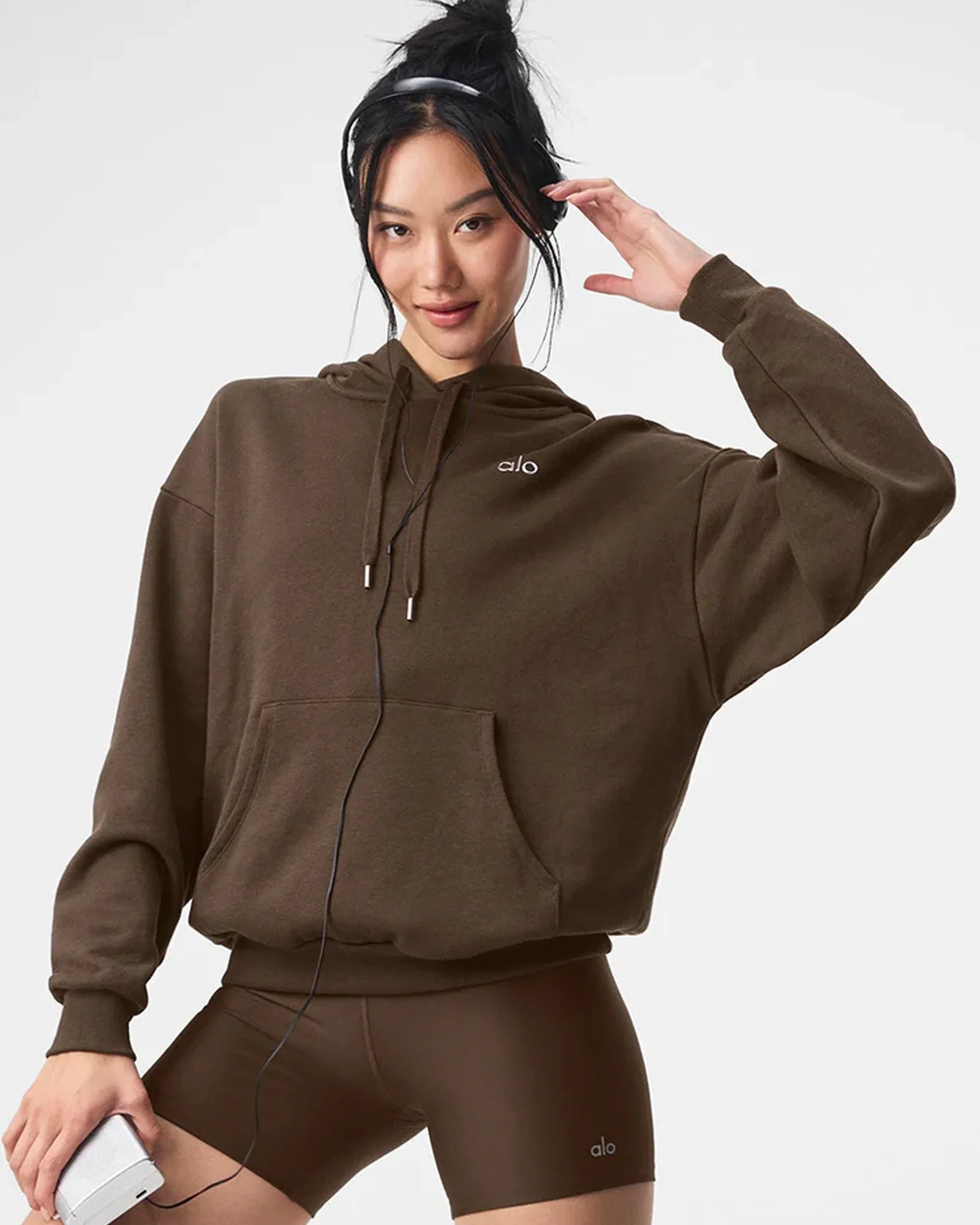 alo-yoga-accolade-hoodie-1 alo-yoga-accolade-hoodie